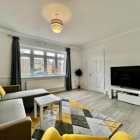 Stylish 3 Bed Chigwell Home With Free Parking Bagian luar foto