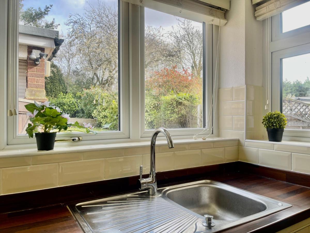 Stylish 3 Bed Chigwell Home With Free Parking Bagian luar foto