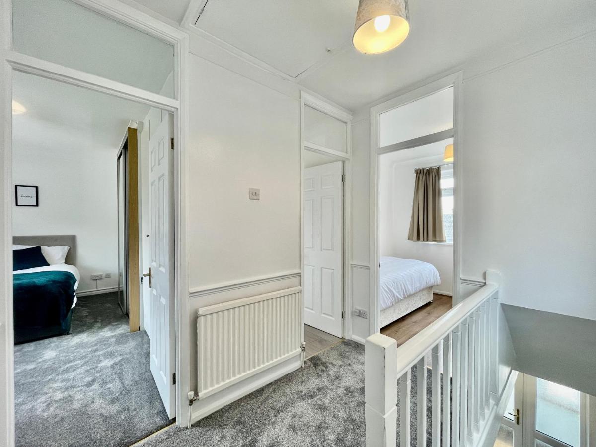 Stylish 3 Bed Chigwell Home With Free Parking Bagian luar foto