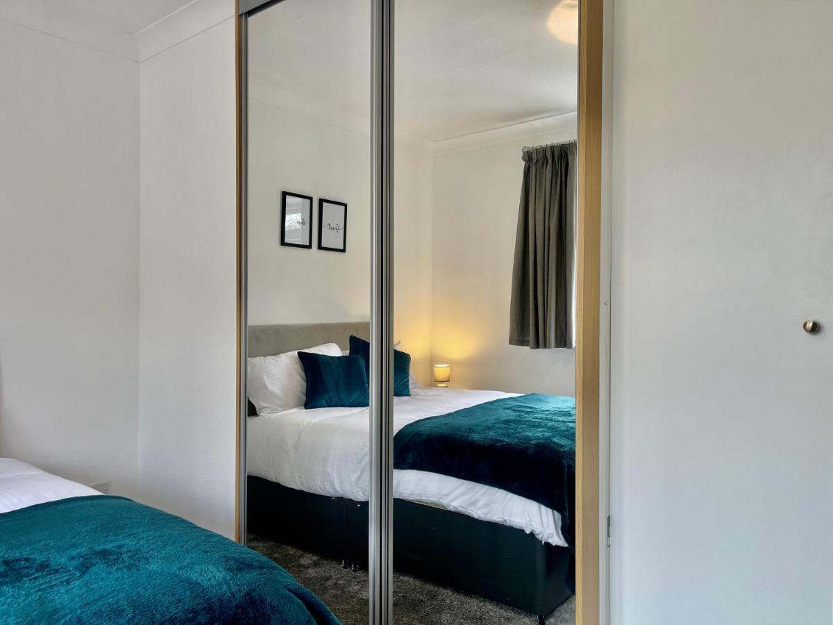 Stylish 3 Bed Chigwell Home With Free Parking Bagian luar foto