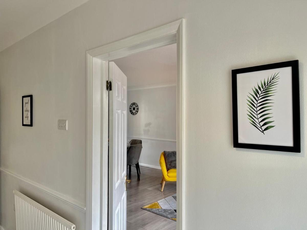 Stylish 3 Bed Chigwell Home With Free Parking Bagian luar foto